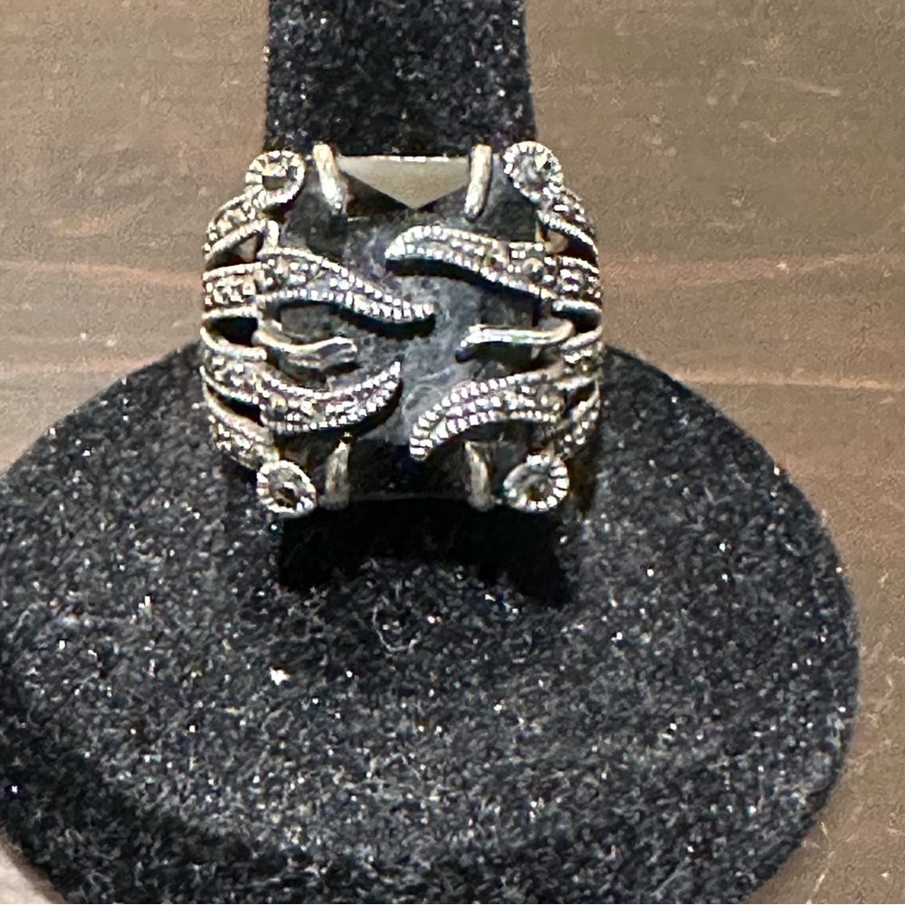 Sterling silver and marcasite ring with onyx stone. Approximate size 6.5-7 - Picture 3 of 8